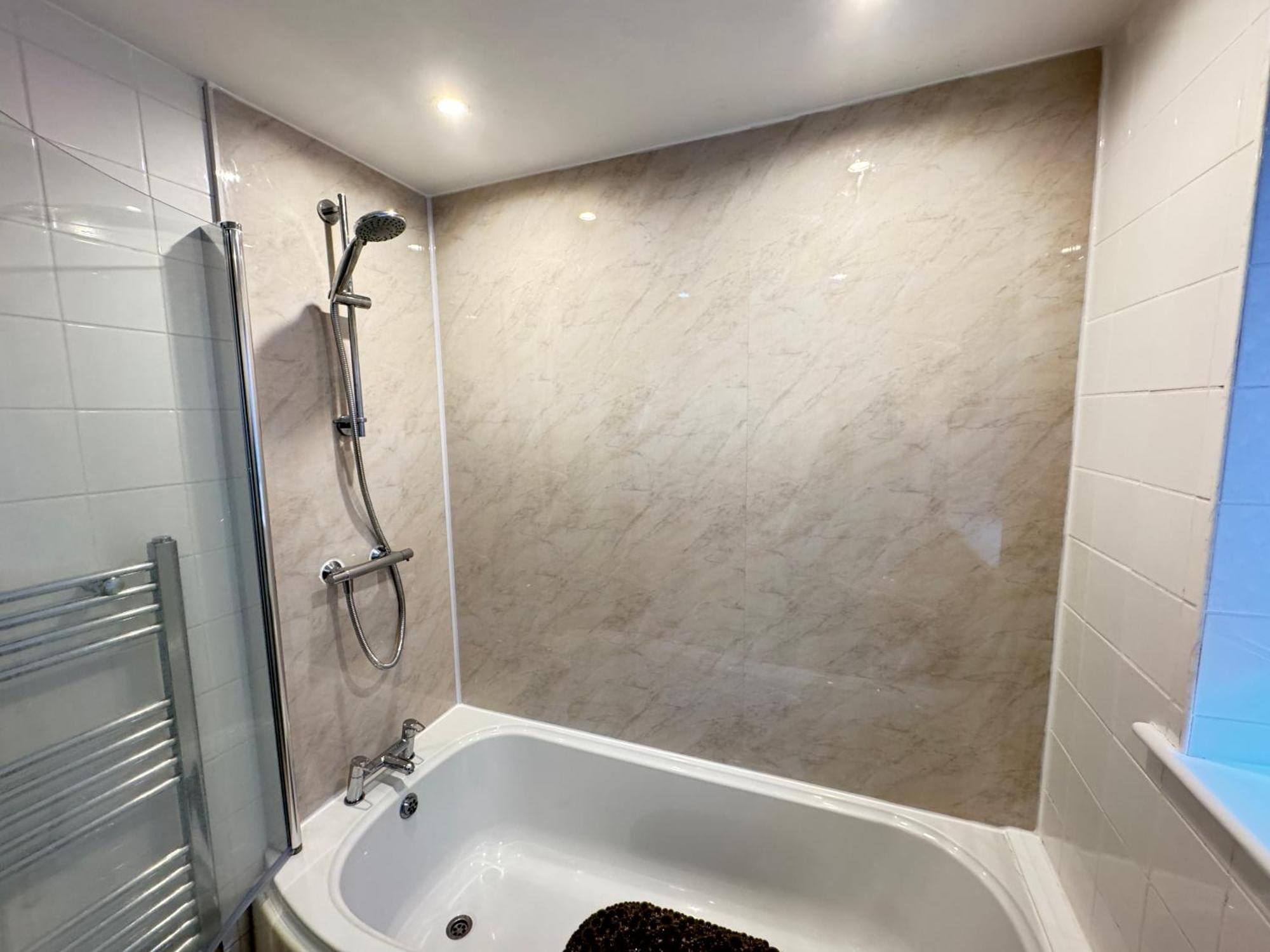 The Vogue Stay, 3 Bedrooms, 2 Bathrooms, Ideal For Jr & Oxford Hospitals, Free Carpark, Conveniently Located For Ring Road Access, 2 Miles From Oxford City Centre Easy Car & Bus Route Kültér fotó
